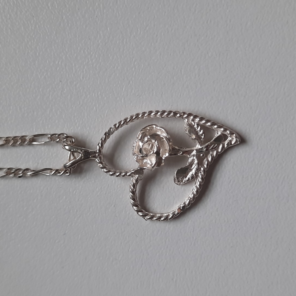Sterling silver heart and rose pendant with sterling chain - Picture 5 of 9